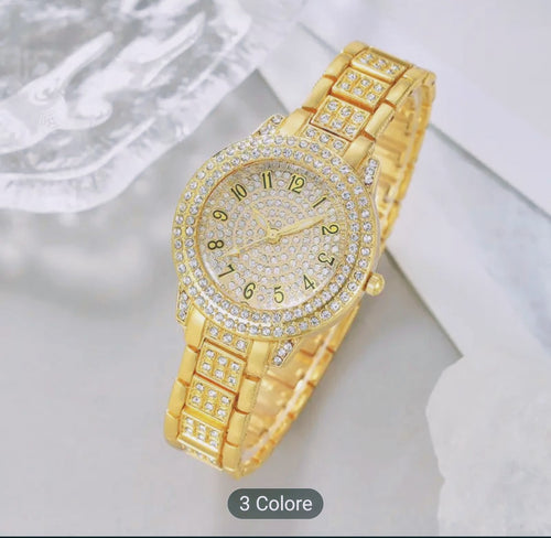 Set da donna: orologio, bracciale, collana, orecchini e anello coordinati. Un tocco di classe
