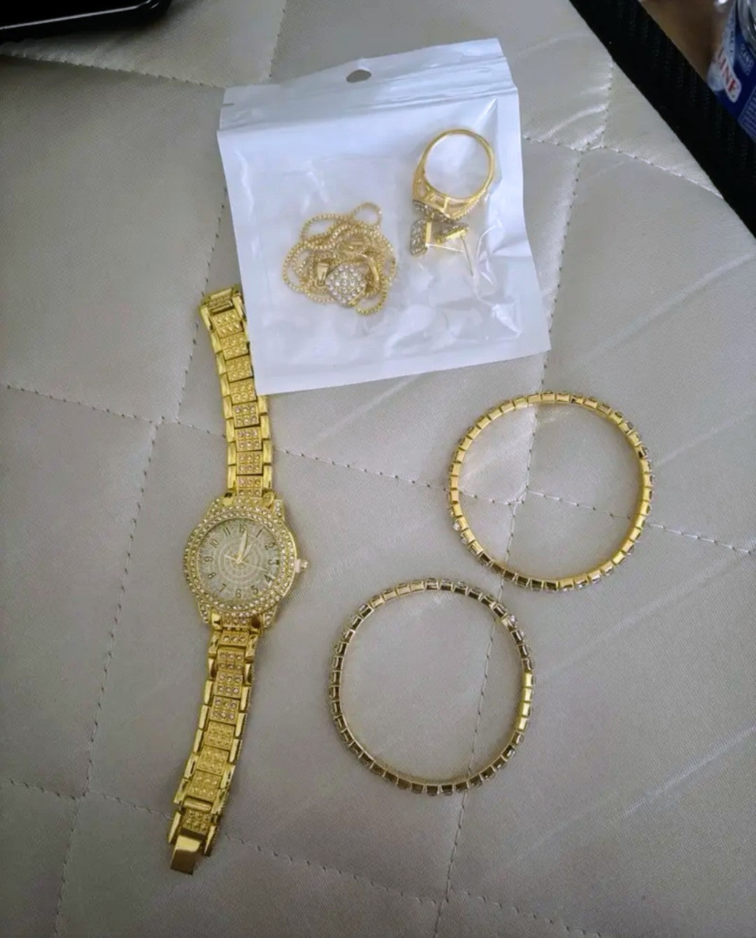 Set da donna: orologio, bracciale, collana, orecchini e anello coordinati. Un tocco di classe