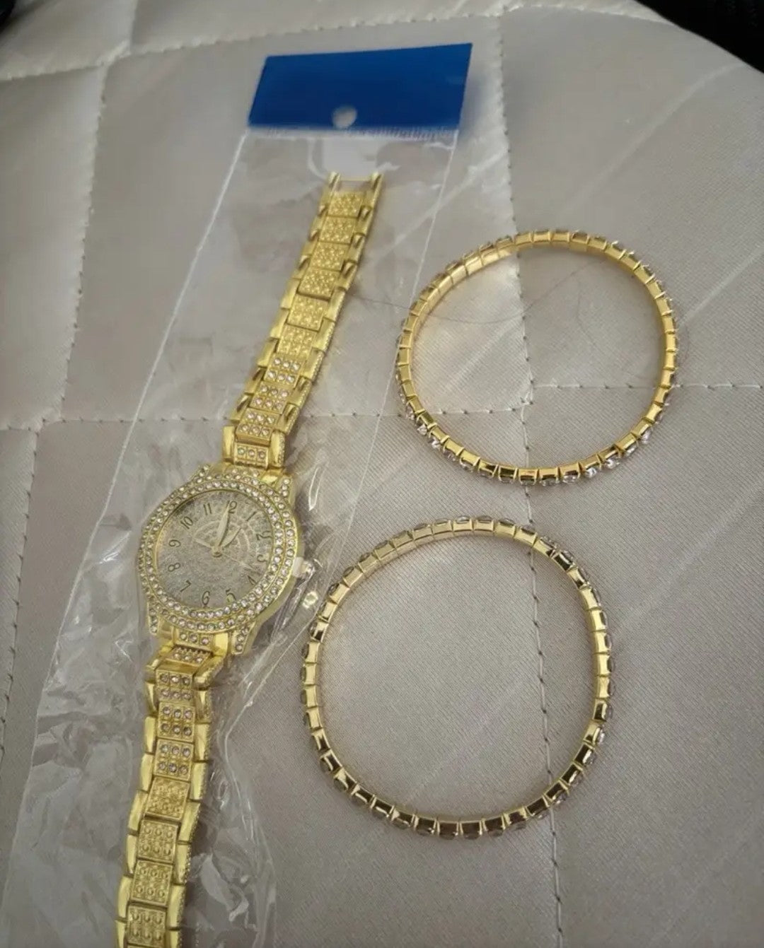 Set da donna: orologio, bracciale, collana, orecchini e anello coordinati. Un tocco di classe