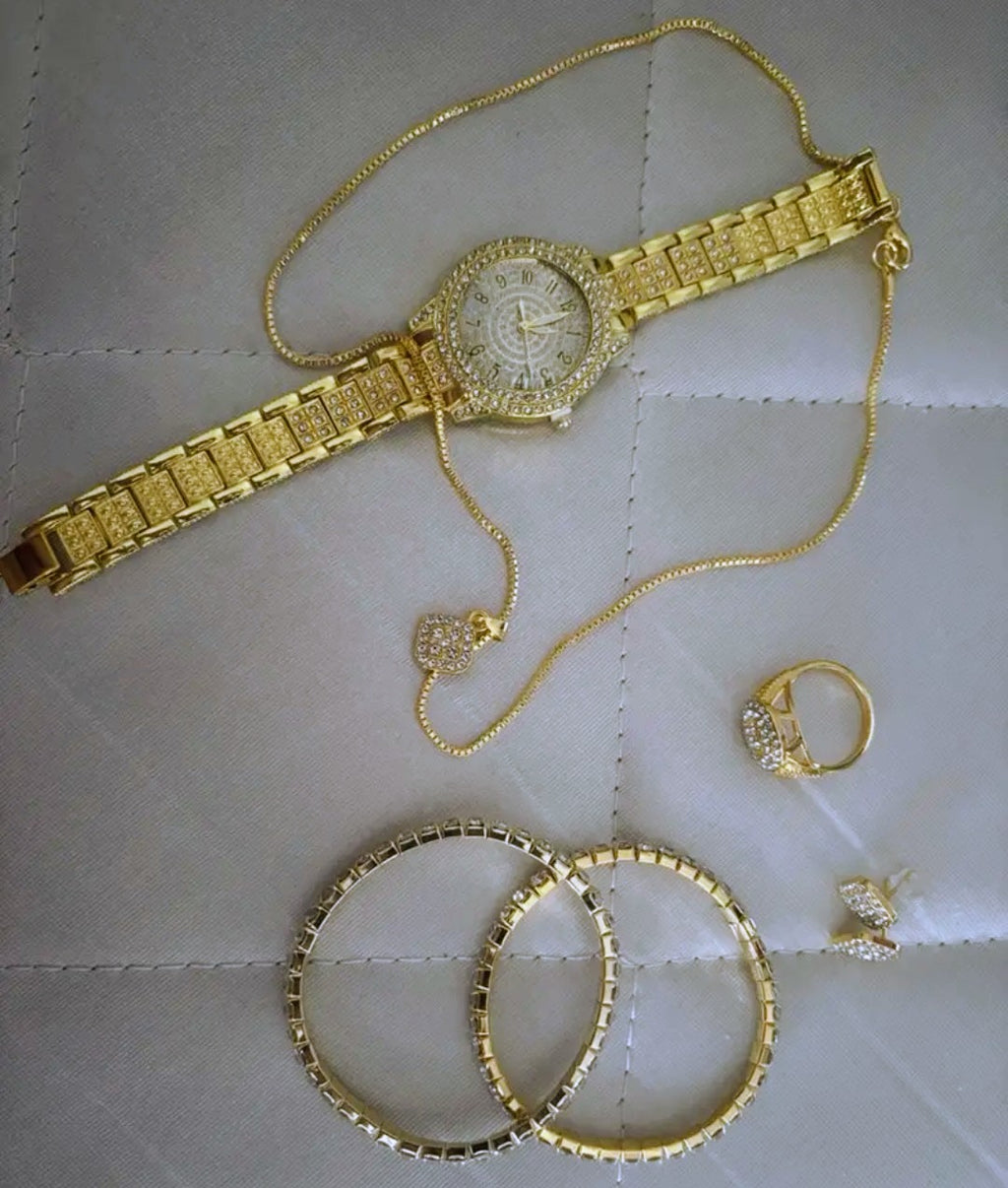 Set da donna: orologio, bracciale, collana, orecchini e anello coordinati. Un tocco di classe