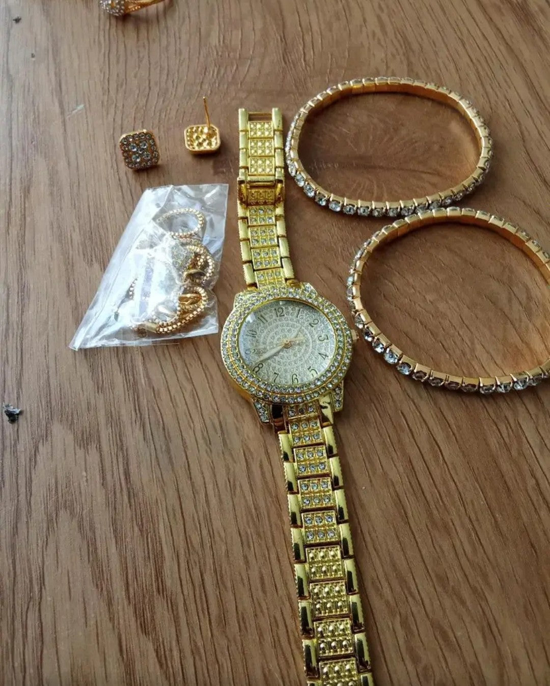 Set da donna: orologio, bracciale, collana, orecchini e anello coordinati. Un tocco di classe