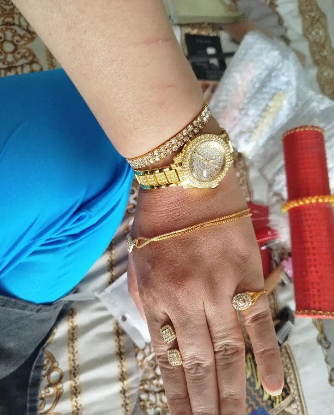 Set da donna: orologio, bracciale, collana, orecchini e anello coordinati. Un tocco di classe